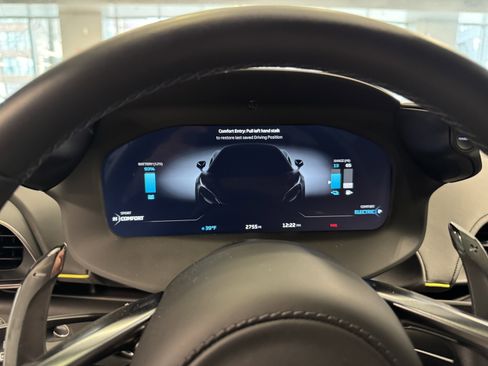 Used 2023 McLaren Artura image 11