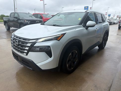 Used 2025 Nissan Rogue SV FWD image 2
