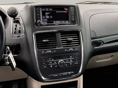 Used 2016 Dodge Grand Caravan SXT FWD image 13