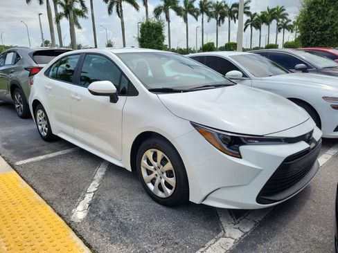 Used 2025 Toyota Corolla LE FWD image 2