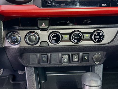 Used 2018 Toyota Tacoma TRD Sport AWD/4WD image 13