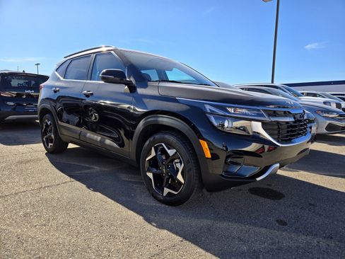 Certified 2025 Kia Seltos EX image 2