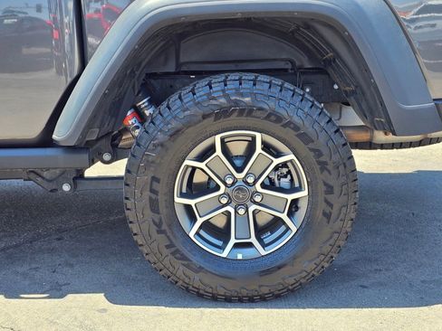 Used 2025 Jeep Gladiator Mojave AWD/4WD image 9
