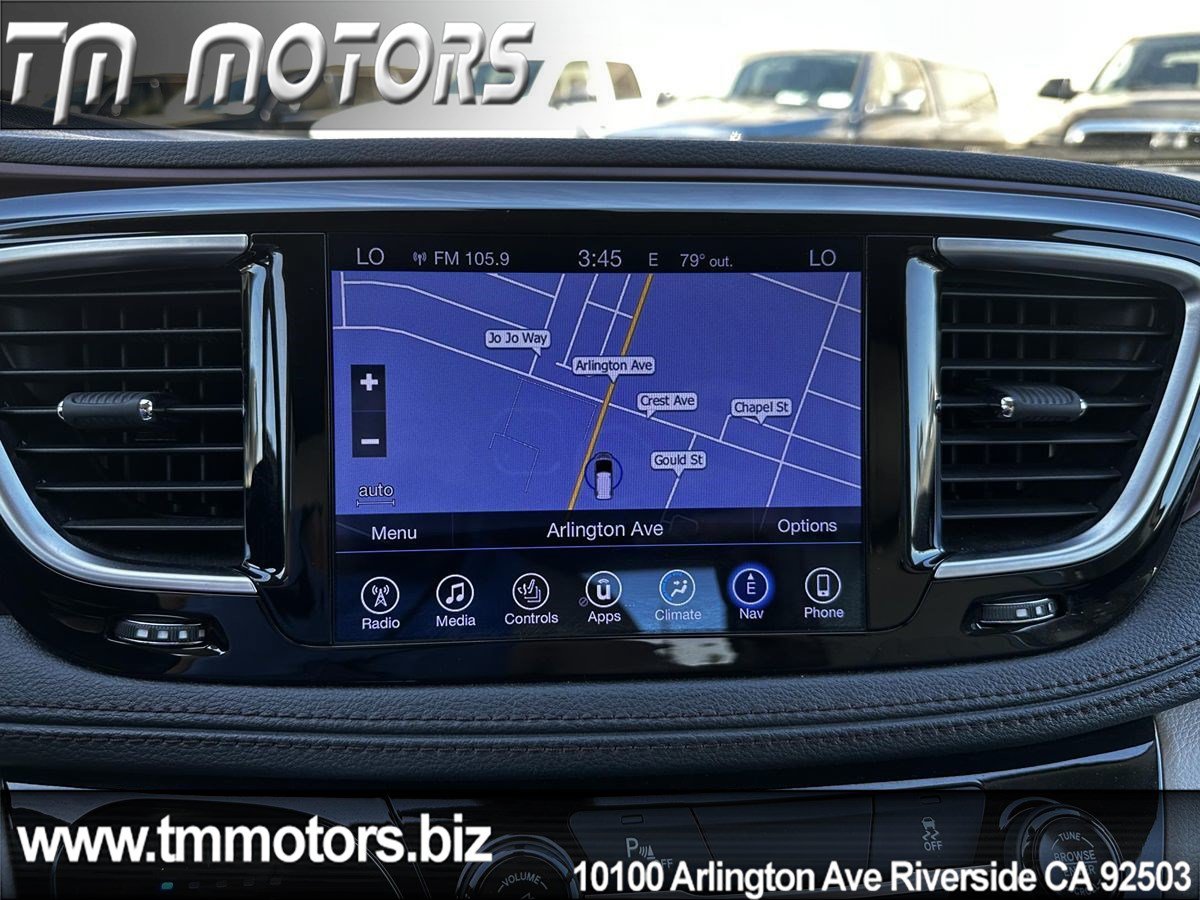 Used 2017 Chrysler Pacifica Limited w/ UConnect Theater Package FWD image 13