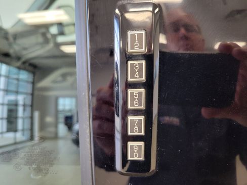 Used 2023 Ford F350 Lariat image 9