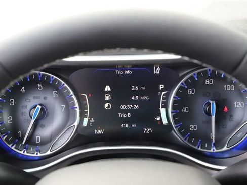 Used 2026 Chrysler Pacifica Select image 28