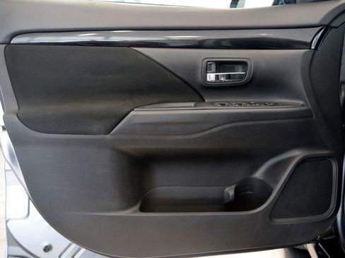 Used 2019 Mitsubishi Outlander ES FWD image 14