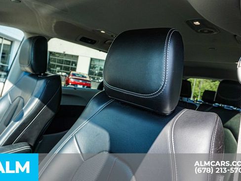 Used 2023 Chrysler Pacifica Touring-L FWD image 17