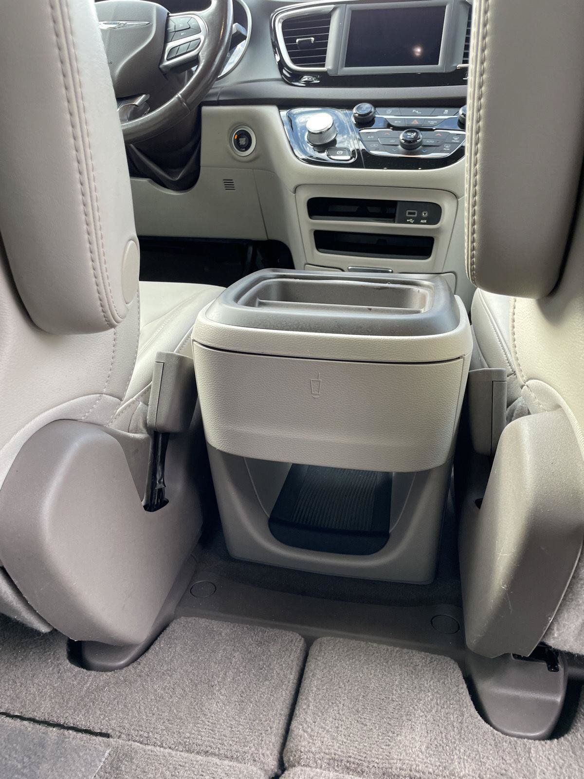 Used 2020 Chrysler Pacifica Touring-L FWD image 26
