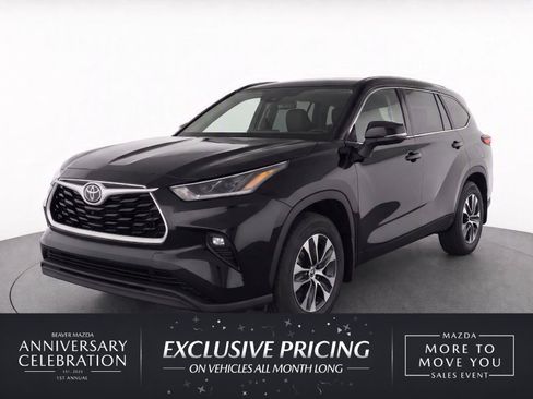 Used 2021 Toyota Highlander XLE AWD/4WD image 1