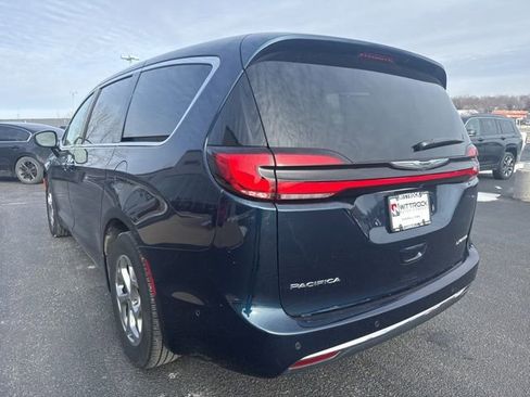 Used 2024 Chrysler Pacifica Limited image 7