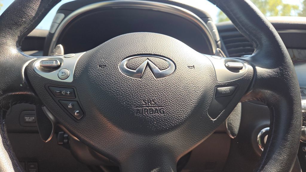 Used 2017 INFINITI QX70 AWD w/ Premium Package image 19