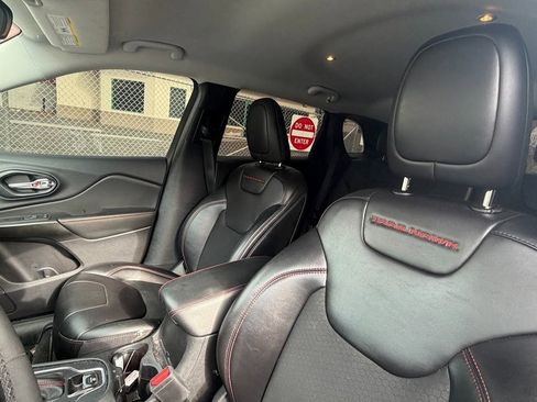 Used 2022 Jeep Cherokee Trailhawk image 8