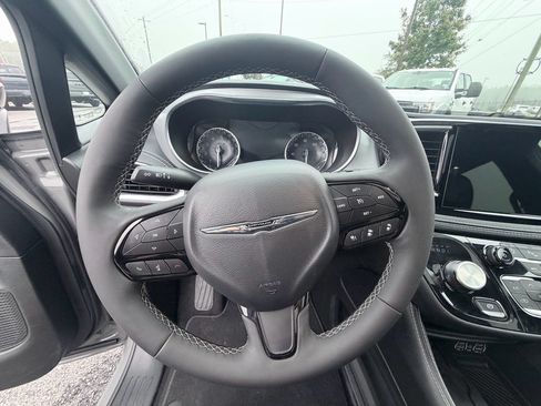 Used 2025 Chrysler Pacifica Limited FWD image 15