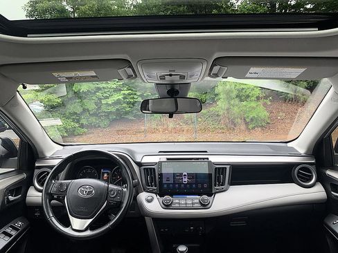 Used 2018 Toyota RAV4 XLE FWD image 18