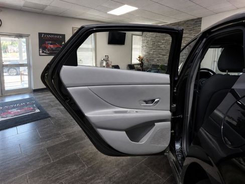 Used 2023 Hyundai Elantra SE FWD image 14