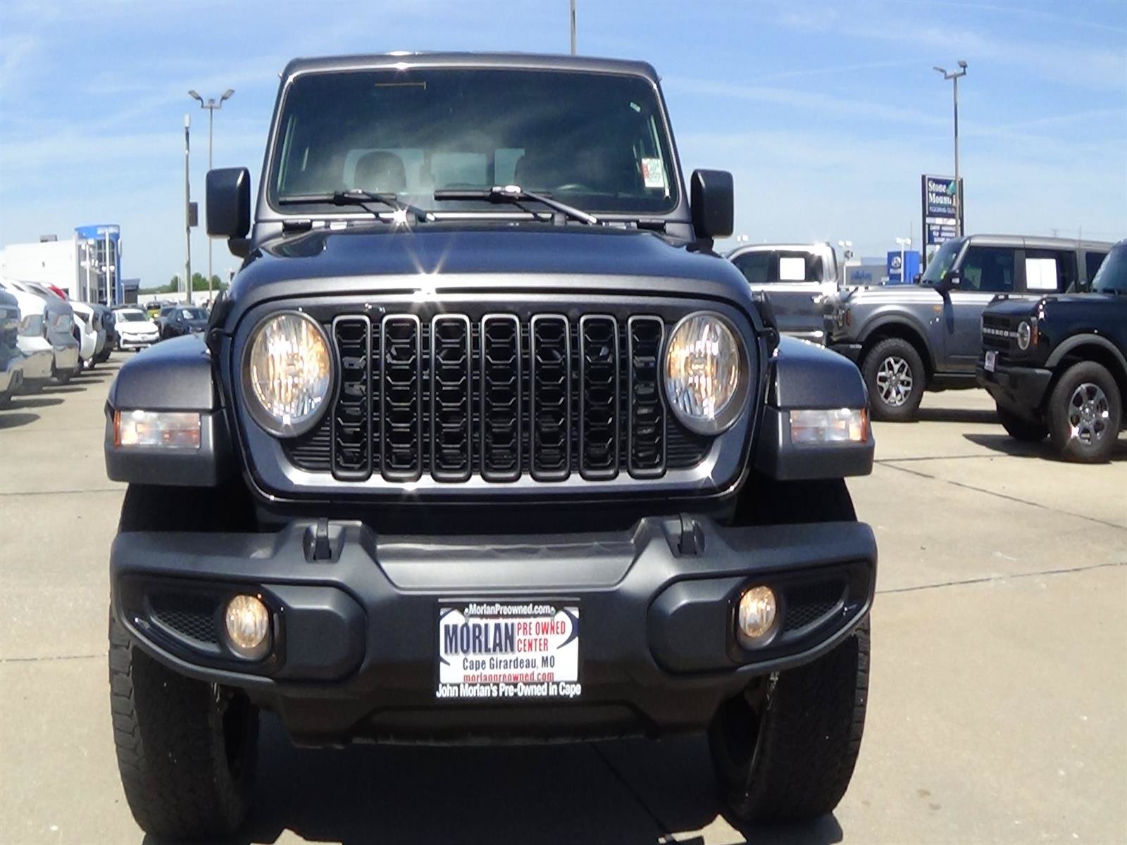 Used 2024 Jeep Gladiator Sport AWD/4WD image 3