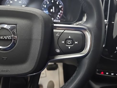 Used 2022 Volvo XC40 T5 Momentum w/ Climate Package image 21