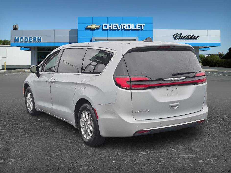 Used 2024 Chrysler Pacifica Touring-L FWD image 3