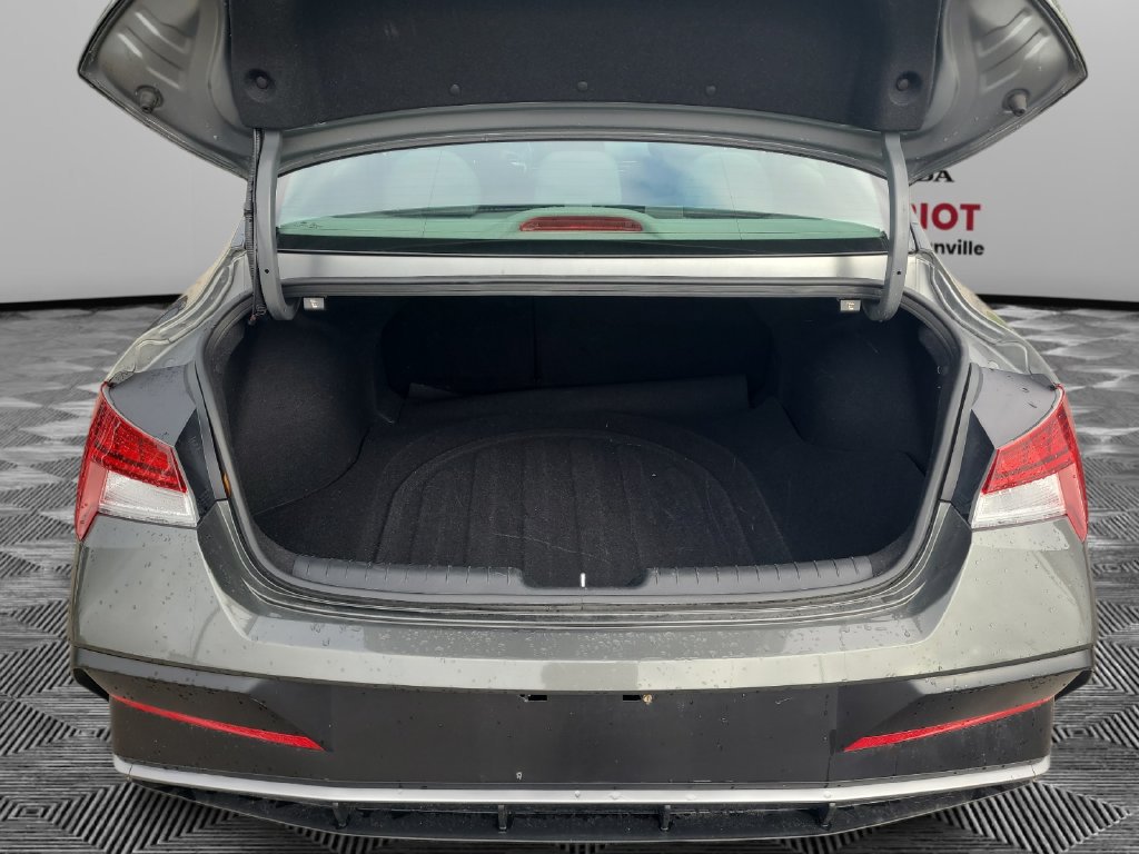 Used 2025 Hyundai Elantra SEL FWD image 17