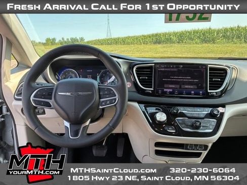 Used 2024 Chrysler Pacifica Touring-L FWD image 12