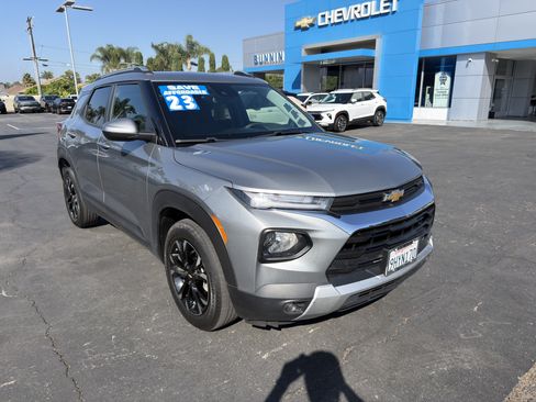 Used 2023 Chevrolet TrailBlazer LT FWD image 2
