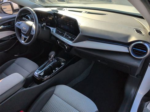 Used 2025 Chevrolet Trax LT w/ LT Convenience Package image 33