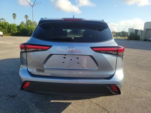Used 2021 Toyota Highlander XLE FWD image 6