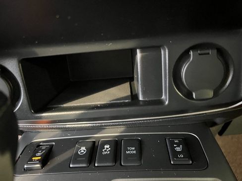 Used 2013 Nissan Armada Platinum image 36