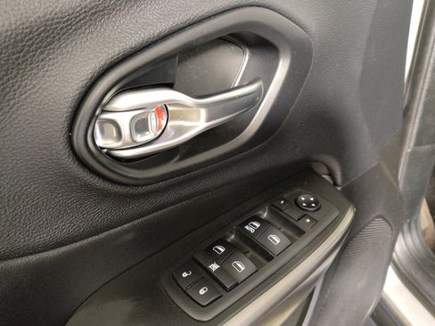 Used 2019 Jeep Cherokee Latitude w/ Popular Appearance Group image 27