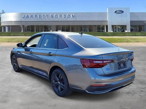 Used 2022 Volkswagen Jetta SE image 3