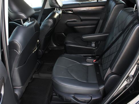 Used 2022 Toyota Highlander Platinum image 17