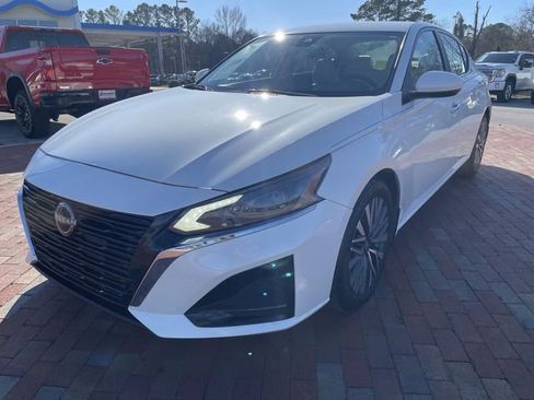 Used 2023 Nissan Altima 2.5 SV image 1
