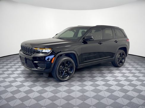 Used 2023 Jeep Grand Cherokee Altitude RWD image 1