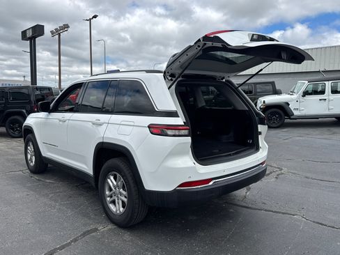 Used 2024 Jeep Grand Cherokee Laredo AWD/4WD image 16