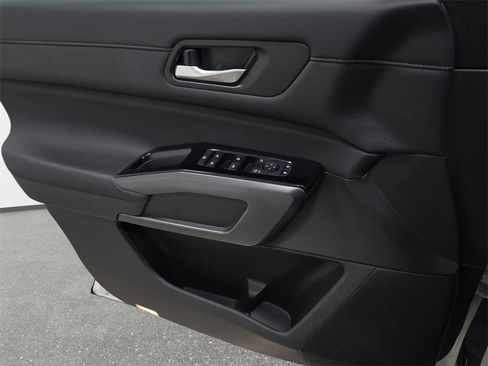 Used 2022 Nissan Pathfinder SL image 27