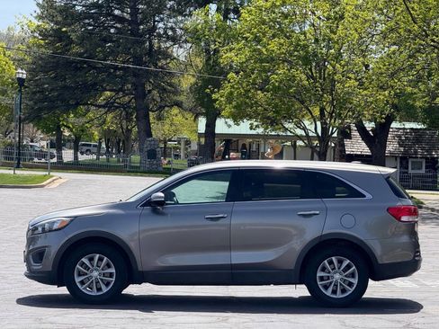 Used 2017 Kia Sorento L image 8