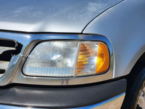 Used 2001 Ford F150 XLT image 8