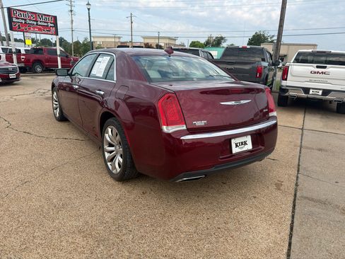 Used 2018 Chrysler 300 Limited RWD image 3