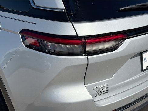 Used 2025 Jeep Grand Cherokee Laredo X image 10