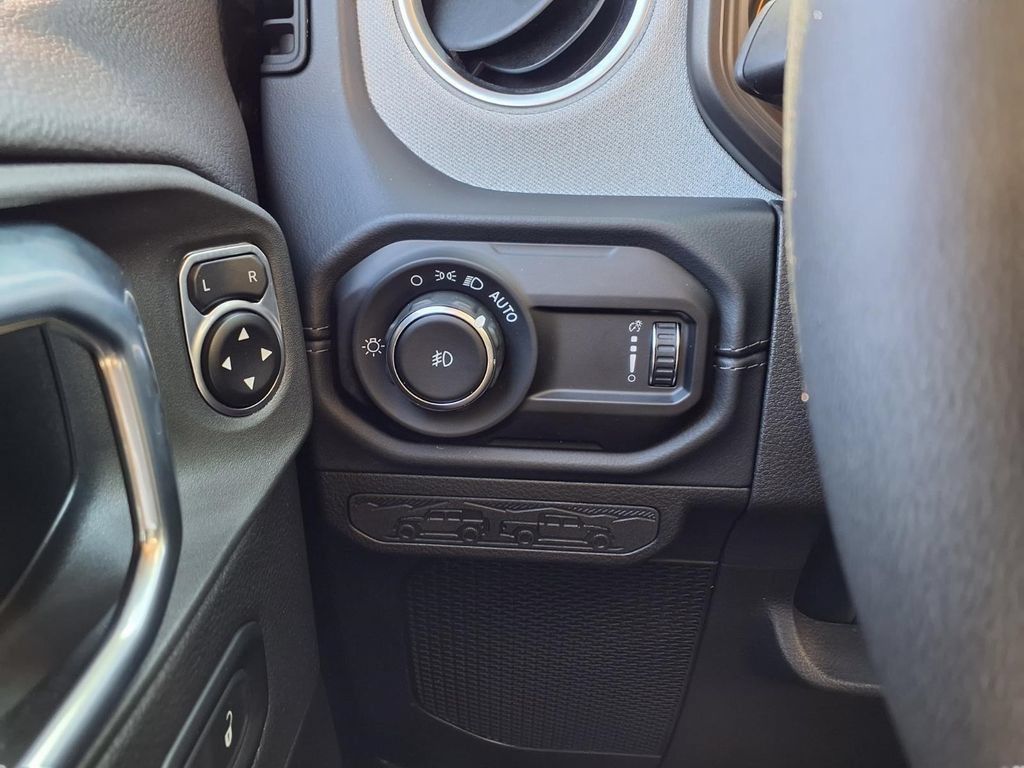 Used 2026 Jeep Wrangler Unlimited Sahara AWD/4WD image 17