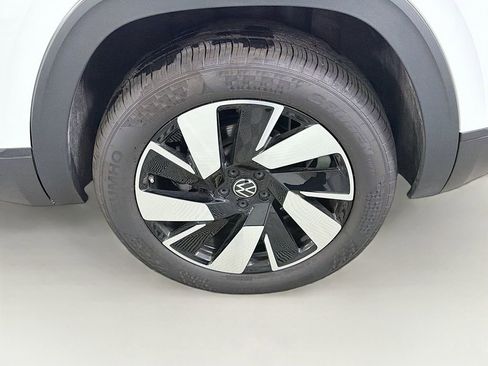 Used 2025 Volkswagen Atlas Cross Sport SE FWD image 31
