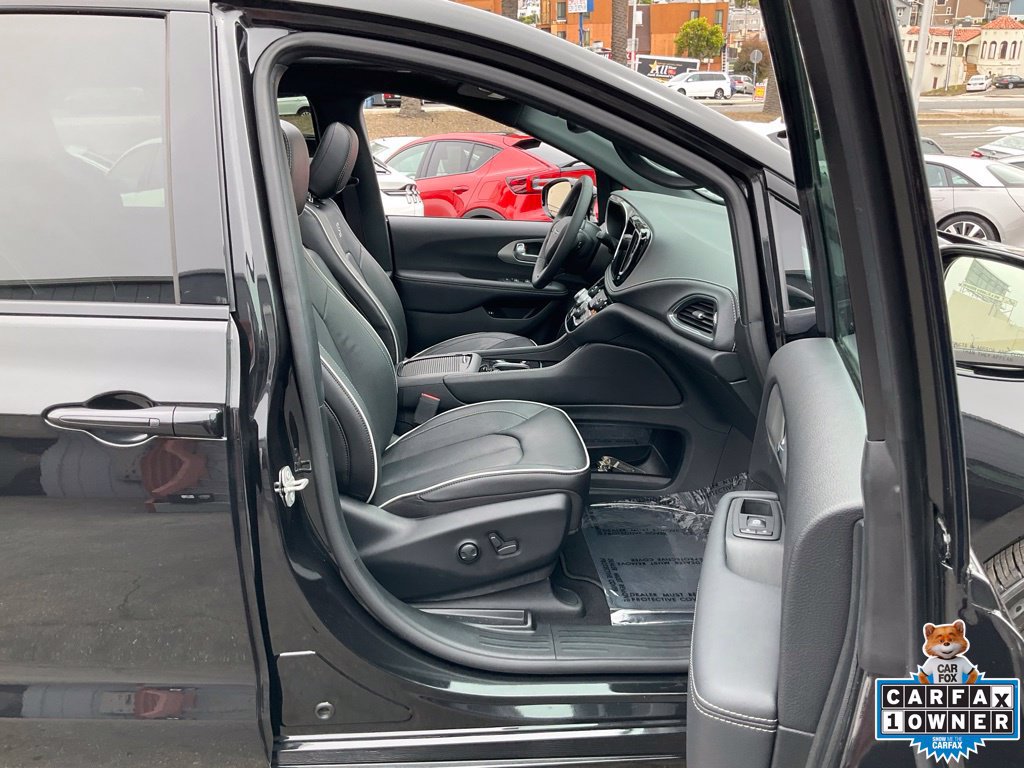 Used 2023 Chrysler Pacifica Limited w/ Uconnect Theater Family Group FWD image 68