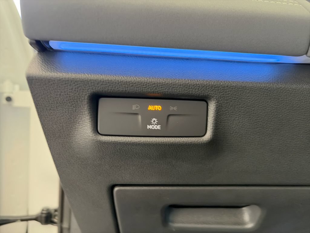 Certified 2025 Volkswagen Tiguan SE AWD/4WD image 15