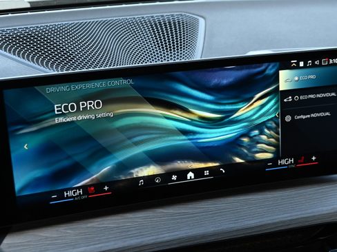 Used 2025 BMW 330i xDrive Sedan w/ Convenience Package image 34