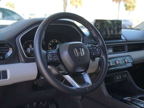 Used 2025 Honda Pilot EX-L image 2
