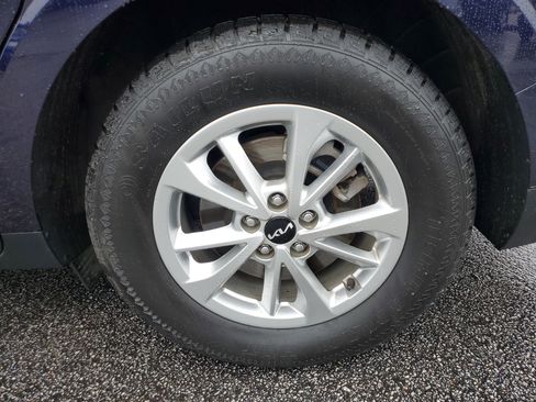 Used 2022 Kia Carnival LX image 7