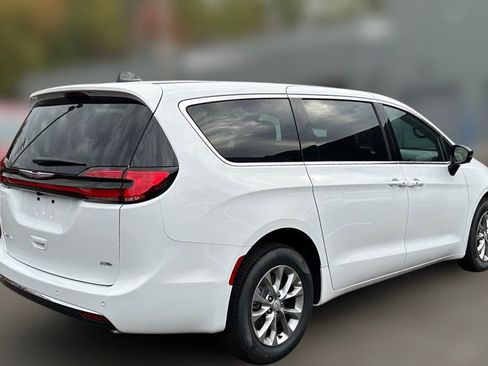 New 2026 Chrysler Pacifica Select AWD/4WD image 33