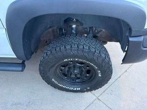 Used 2004 GMC Sierra 2500 SLT w/ Heavy-Duty Power Package AWD/4WD image 3