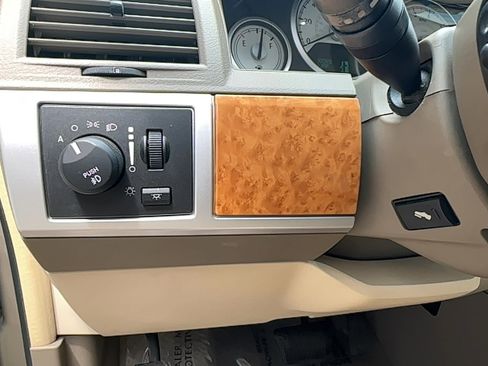 Used 2008 Chrysler Town & Country Limited image 13